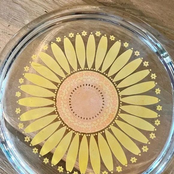 Vintage 1969 Sunflower Daisy Pyrex glass lid in excellent condition. - Picture 3 of 4